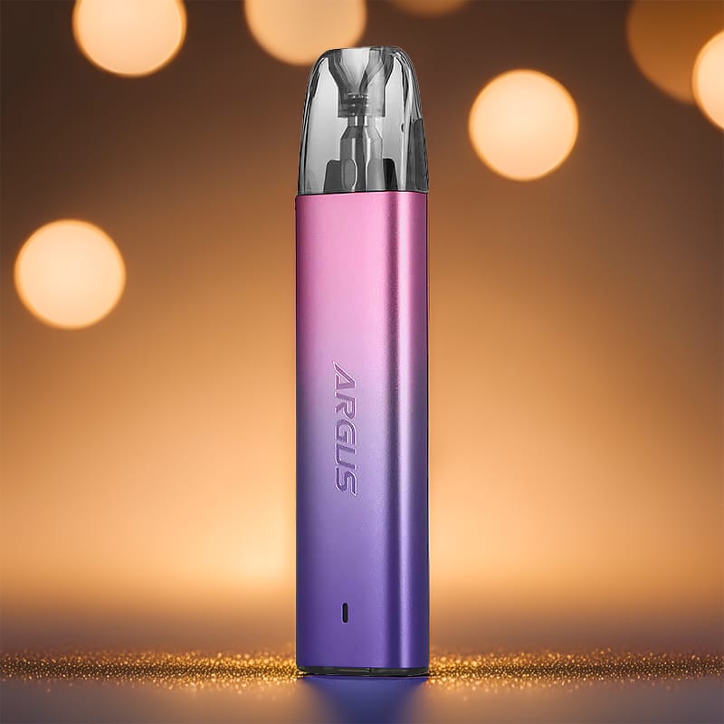 ARGUS G2 Mini de Voopoo en dégradé rose-violet sur surface brillante avec bokeh doré en arrière-plan