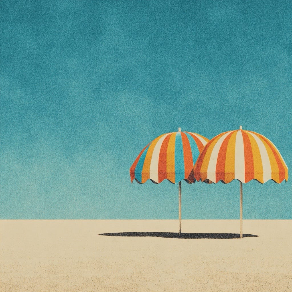 Alignement de parasols rayés rose et jaune sous ciel bleu intense, illustration graphique estivale inspirée Jean-Paul Goude.